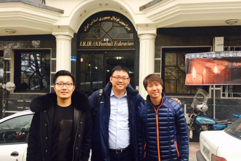 还贴出了四张图片，照片中，大大小小十几只纸箱子堆在房间地板上，化妆台铺满了各种化妆品